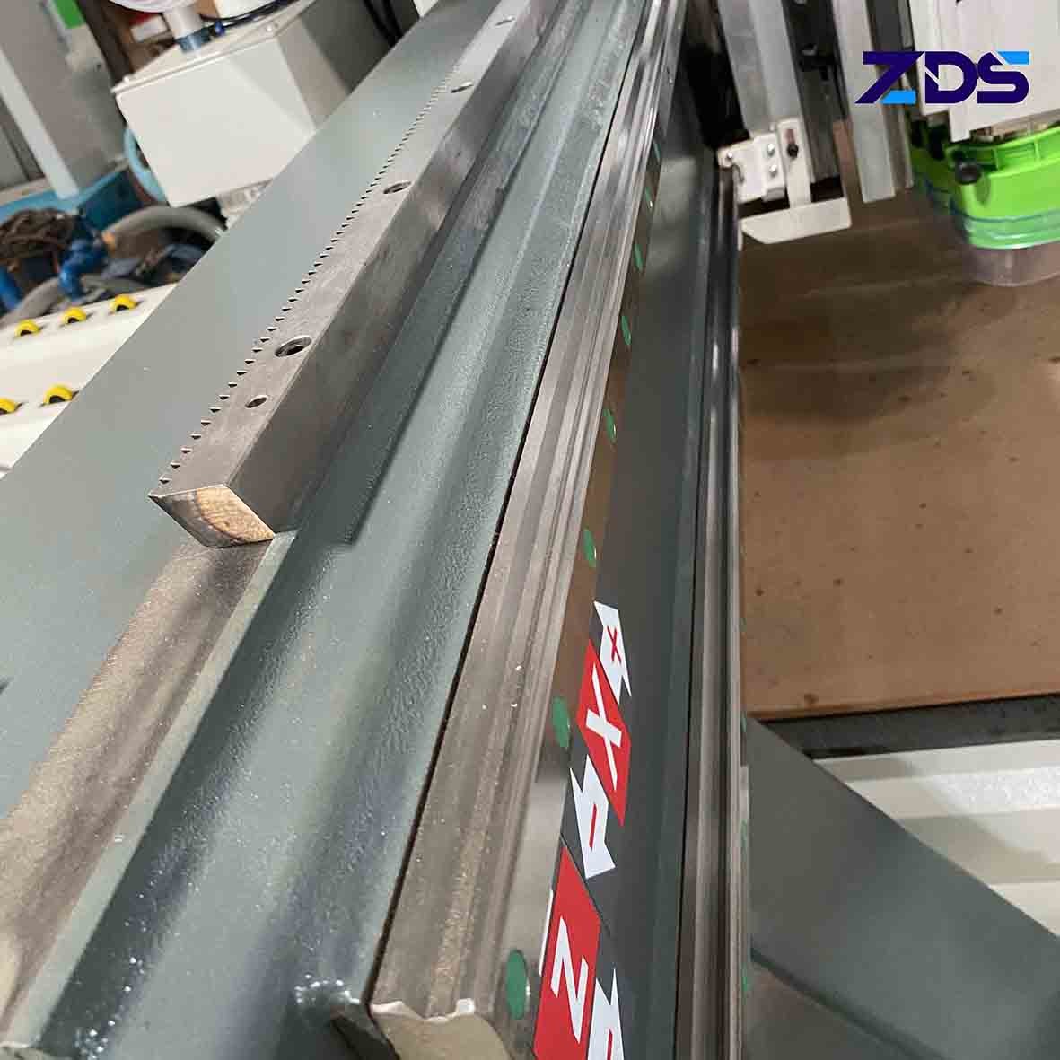 24kw Linearly Arranged Tool CNC Plywood Cutting Machine For Woodworking