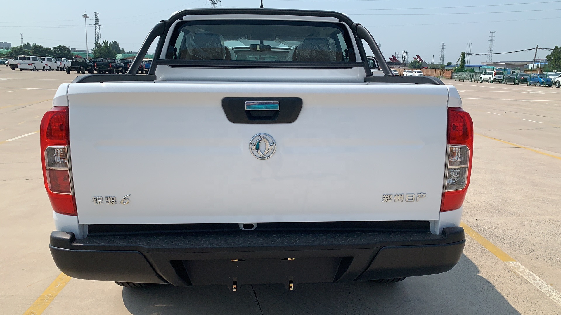 DFAC 4WD 2T Civilian Pickup Cargo Truck With Different Color Diesel Gasoline Engine