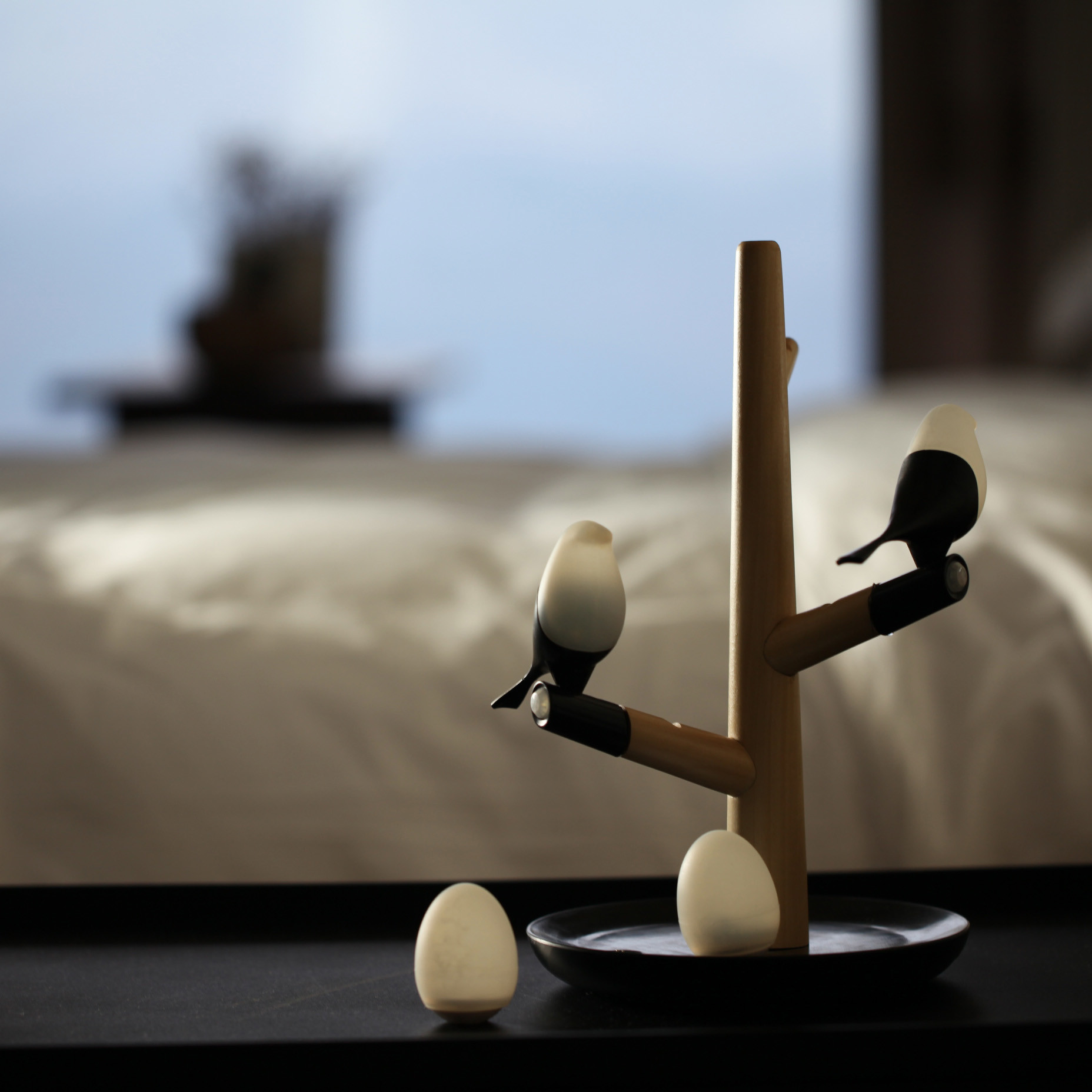 Motion Activated LED Sculpture bird Lamp dimming HomeTree Technology – Wireless Charging Beech Maglamp