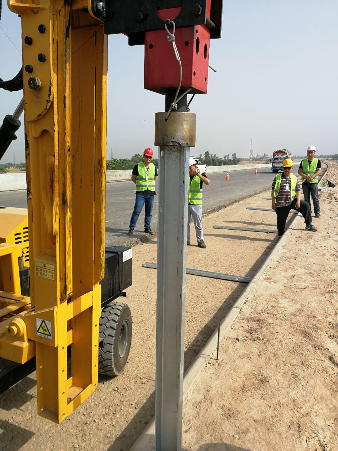 Guardrail Pile Driver Wheeled Highway Guardrail Drilling Machine Vibro Machine