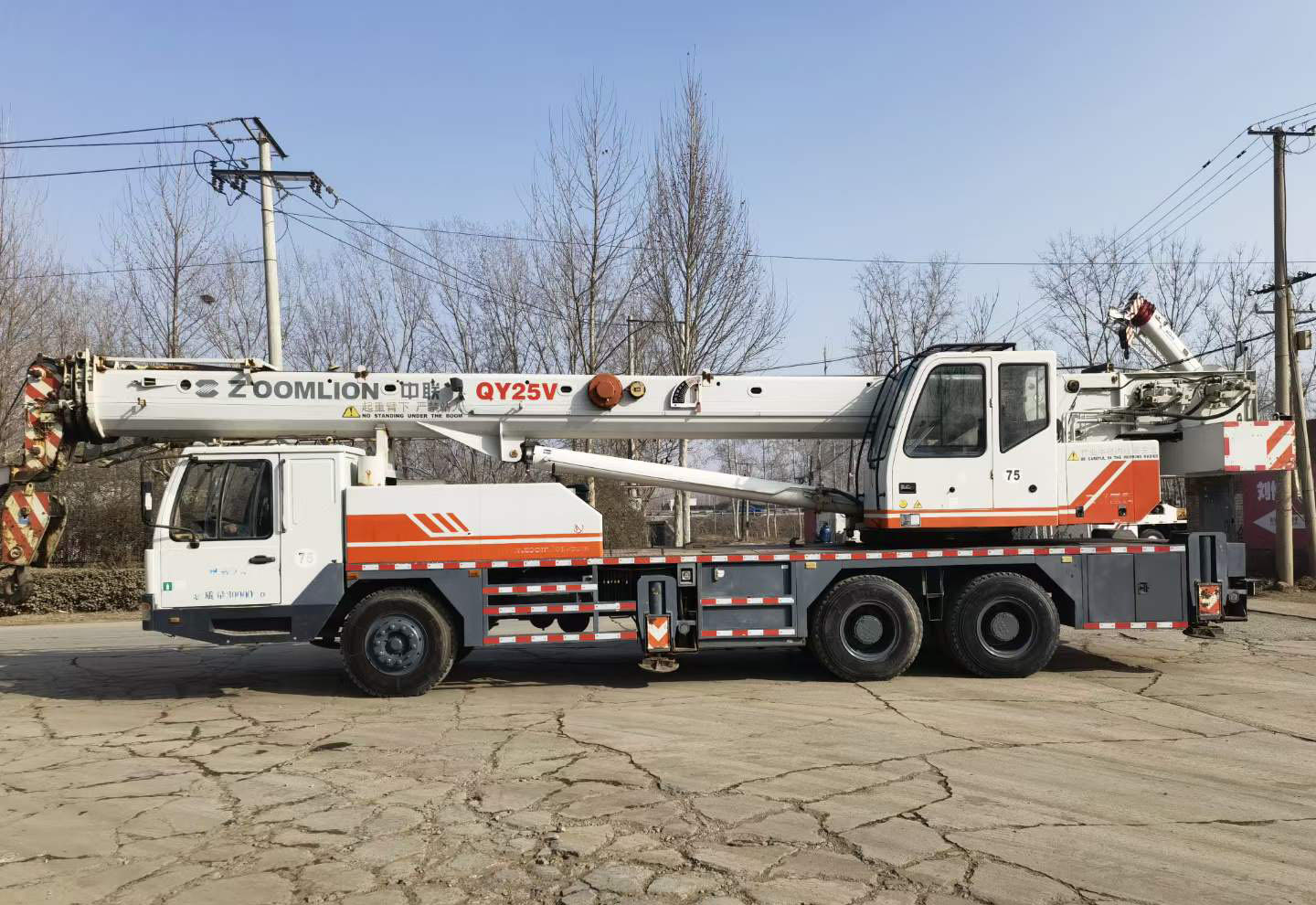 20 Ton Truck Crane with 980KN.m Maximum Rated Lifting Torque in QY25V and White Color