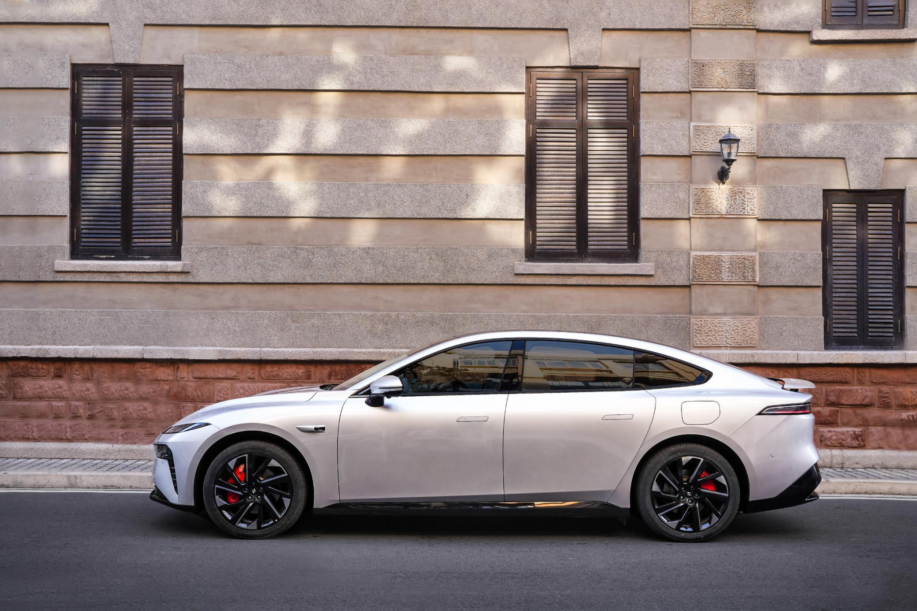 Experience the Future of Driving with Dongfeng e 007 2024 Hybrid/Electric Car 5 Seats Luxury Hatchback Ev Energy Vehicle