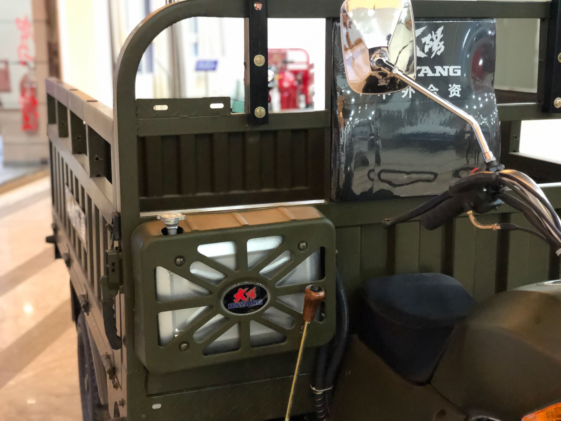Semi-floating Rear Axle 200cc 250cc 300cc Heavy Loading Truck Tricycle with Semi Cabin