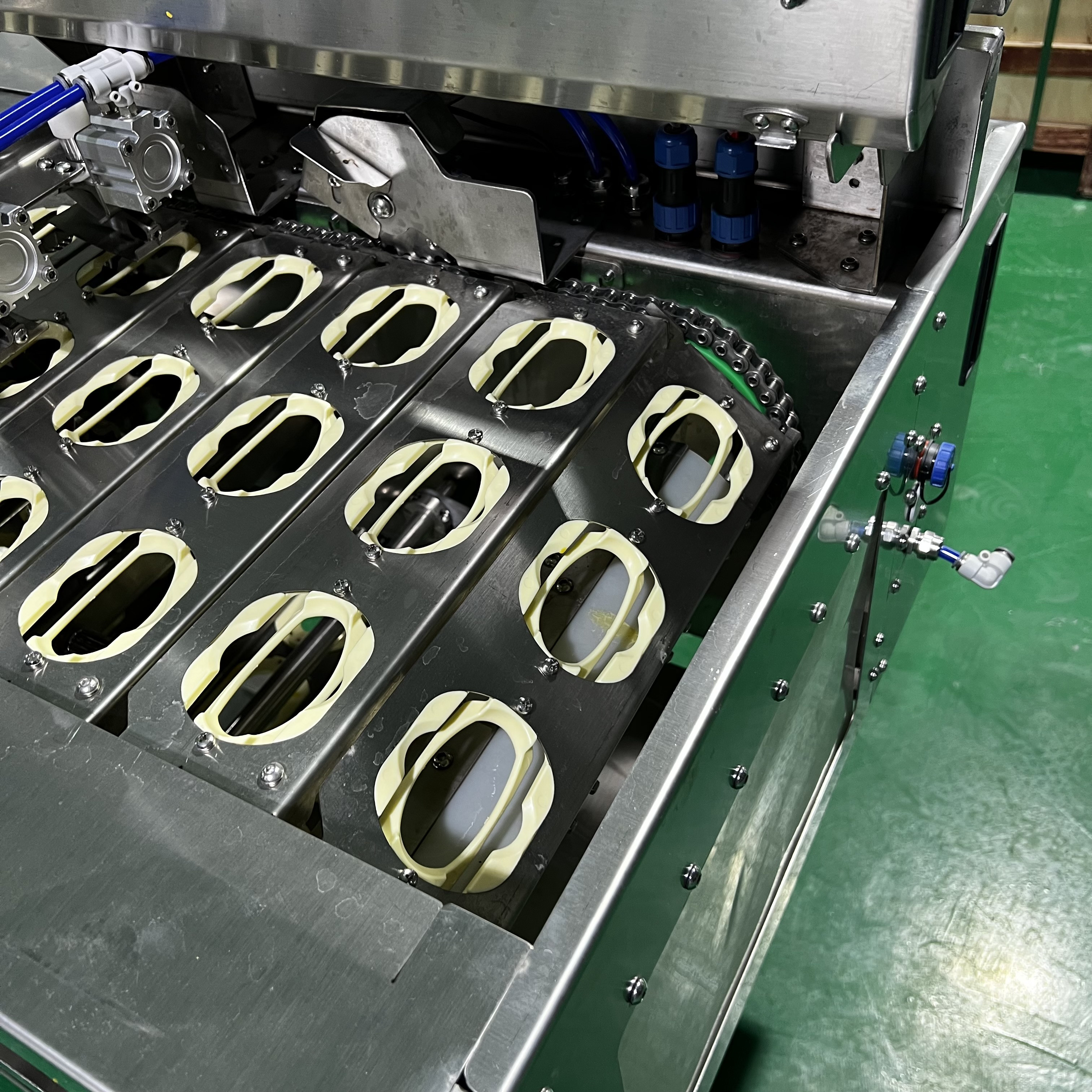 Three Row Efficient Egg Knocking Machine & New Automatic Choice Of Egg White Egg Separator