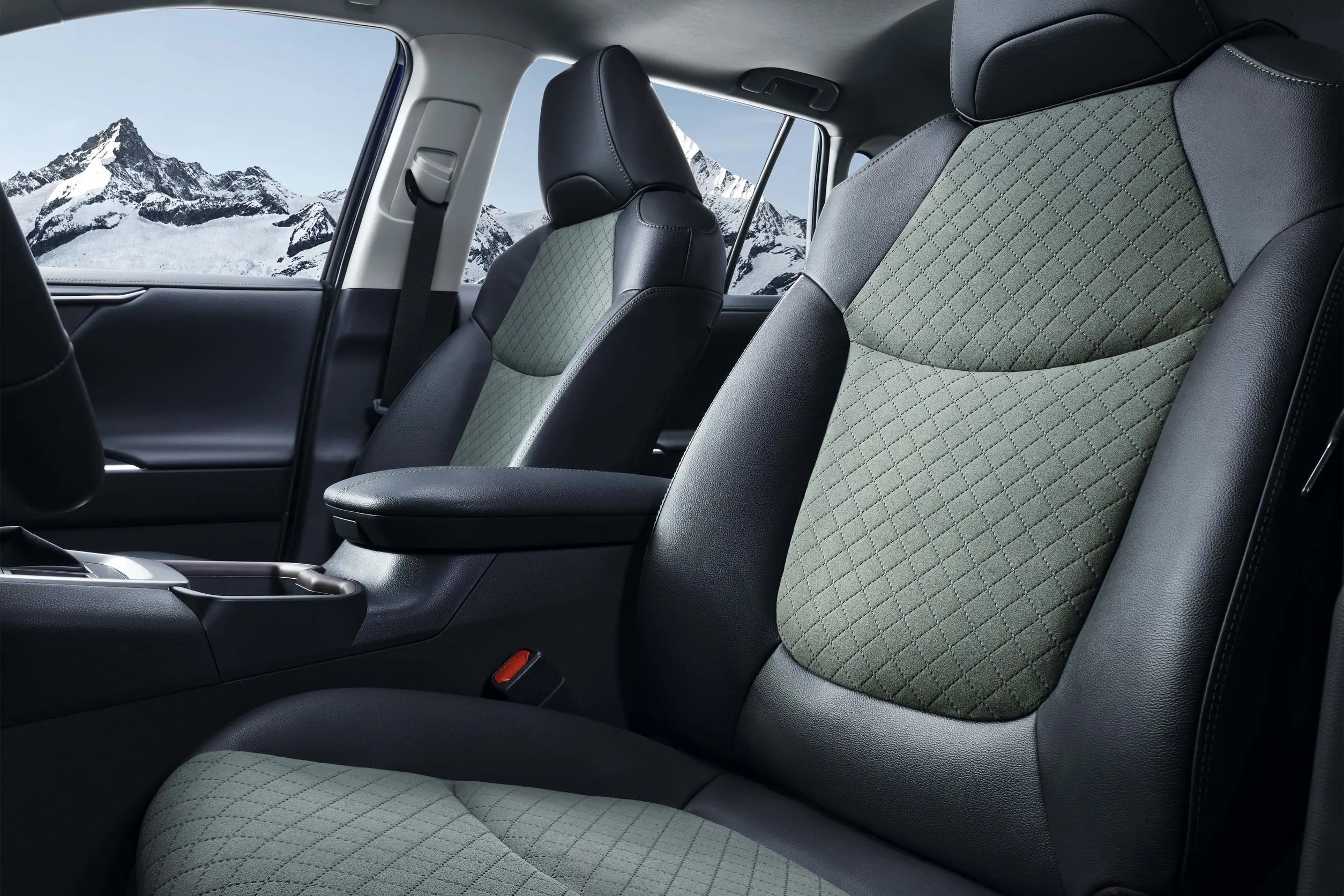 Compact Toyota Petrol Car SUV Toyota RVA4 Car 5 Seating Capacity