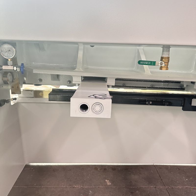 Hydraulic CNC Guillotine Shearing Machine High Power QC11K 6×1600 6mm 5 Feet