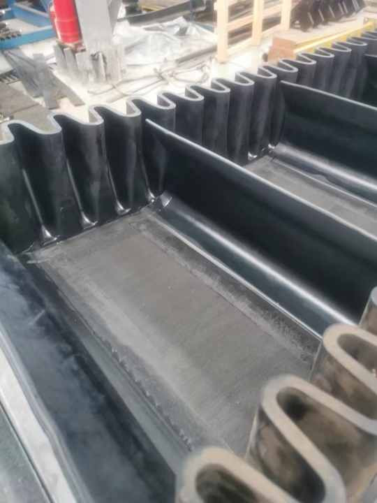 Black Corrugated Sidewall Conveyor Belt for Large Inclination Transportation