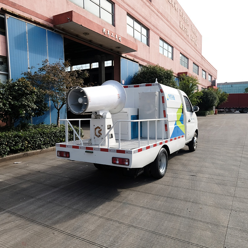 Multi Function Fog Cannon Truck For Dust Removal On Roads And Squares 1.5 Cubic Meters