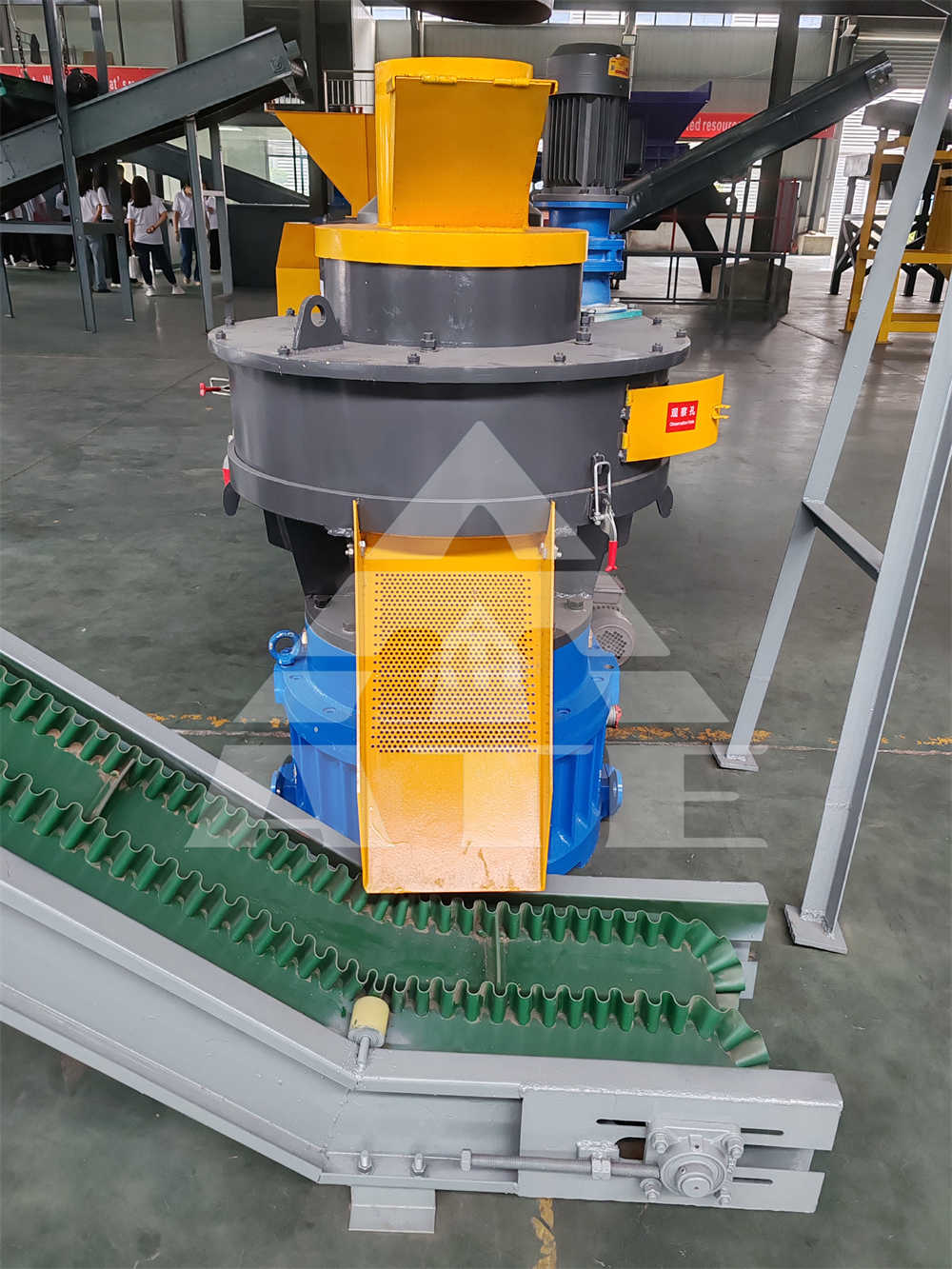 Sawdust Wood Pellet Machine 4TPH-6TPH Biomass Briquette Making Machine