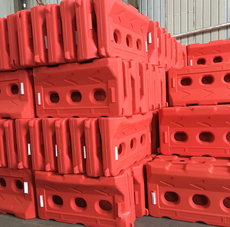Roadway Safety Water Barrier Made Of PE Plastic For Traffic Management On Highways