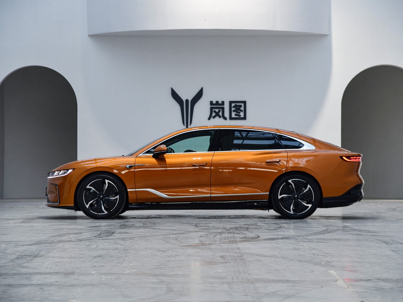 Voyah Chasing Light Car Electric Ev Cars Orange Front and rear tire size 245/45 R20 Zhuiguang Chasing 580km Standard