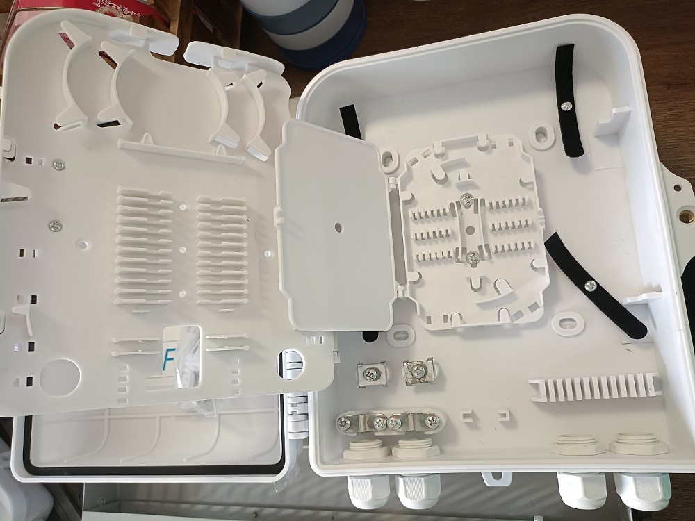 White Fiber Optic Splitter Box LC 1x16 PLC Splitter Wall Mount