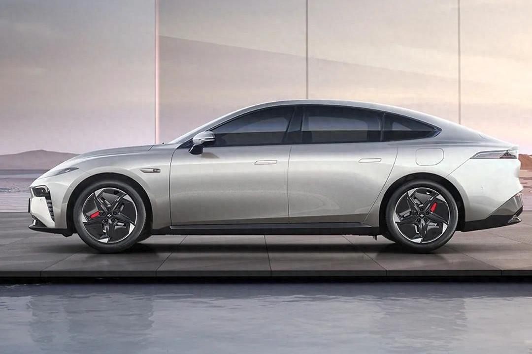 High Speed Pure Electric Sedan Dongfeng Yipai 007 5-door 5-seat Body Structure and 2915mm Wheelbase