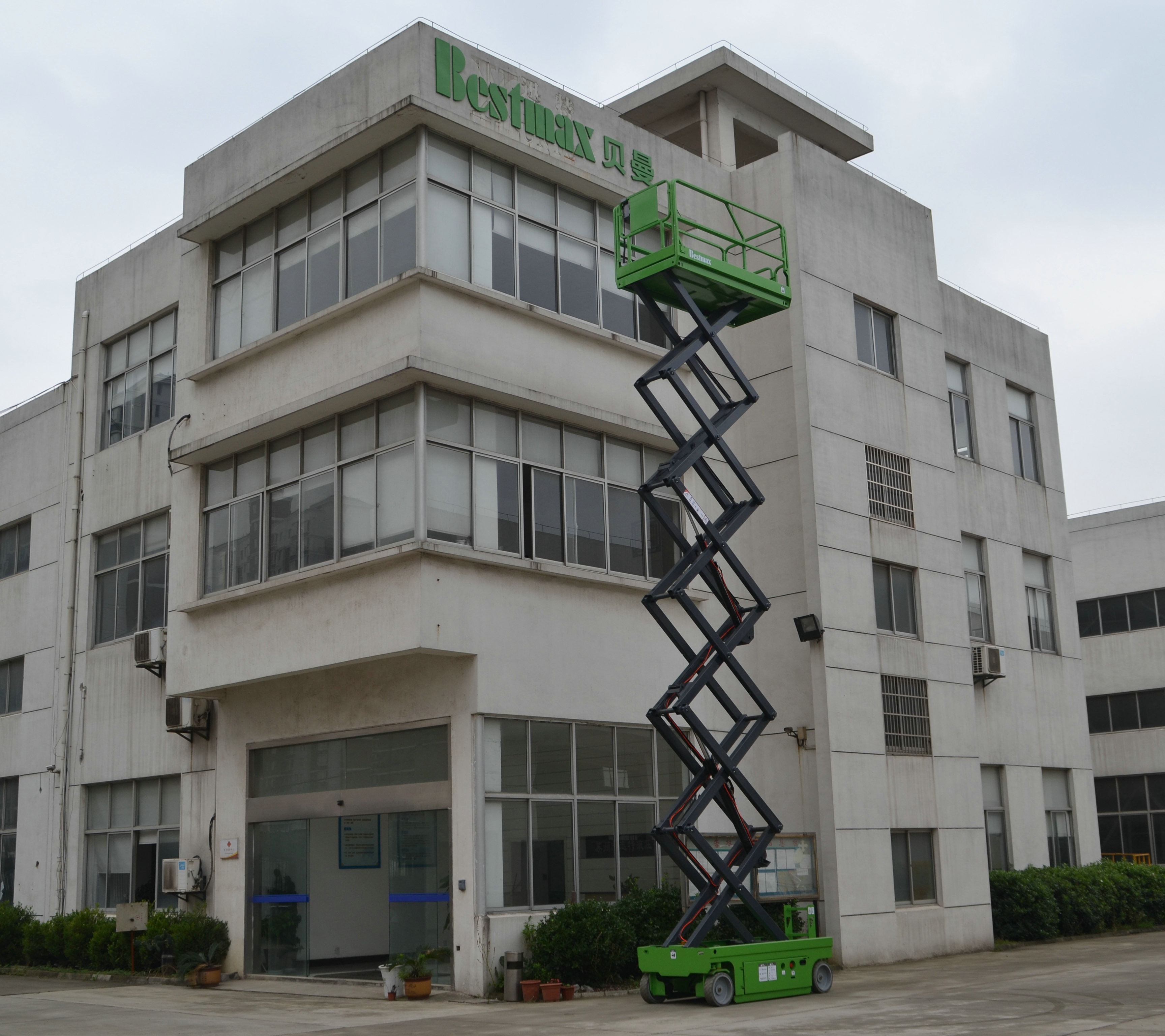 Hydraulic Motor Driving Self-propelled Scissor Lift Platform 12m Working Height