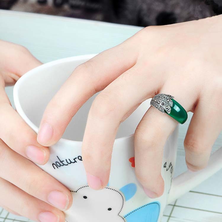 Thai Vintage Sterling Silver Green Agate Band Ring with Marcasite (R111701)