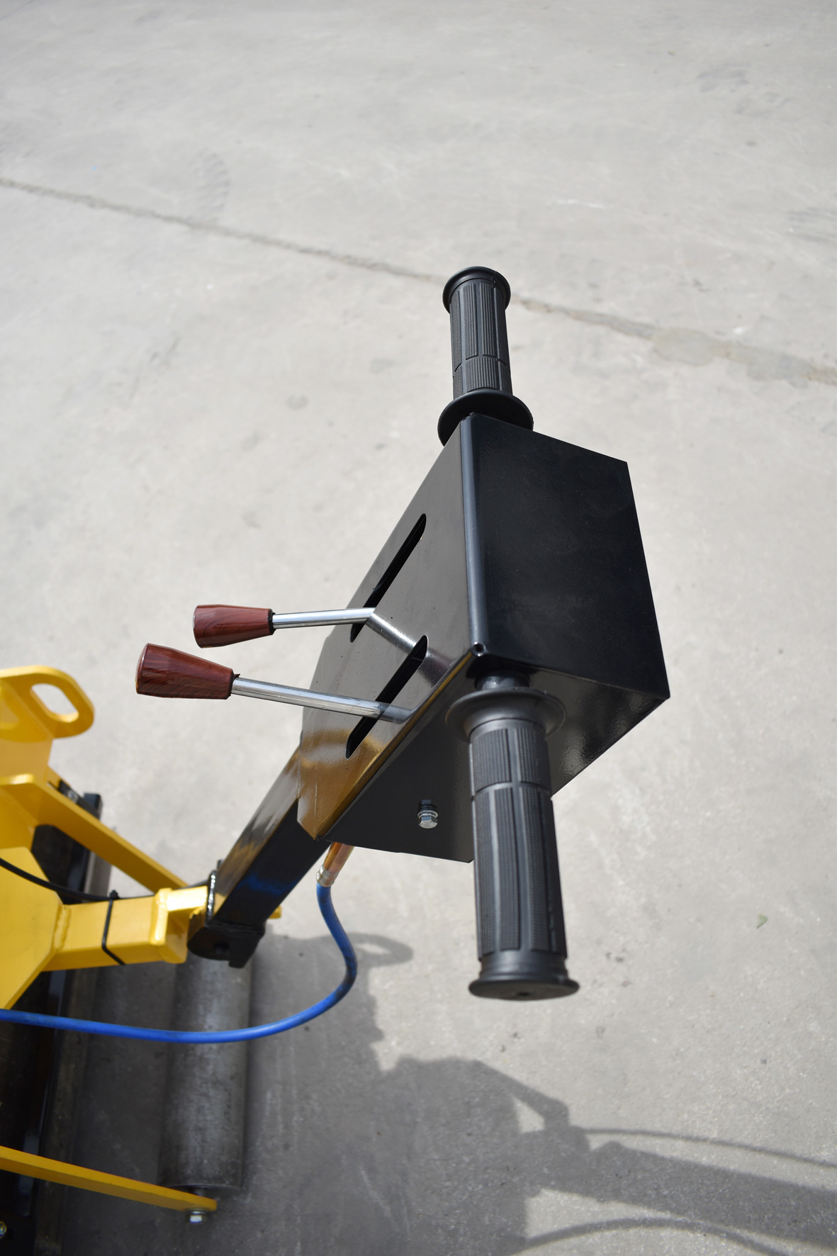 3.8kw/H 1.9L 20kn Walk Behind Road Roller Machine