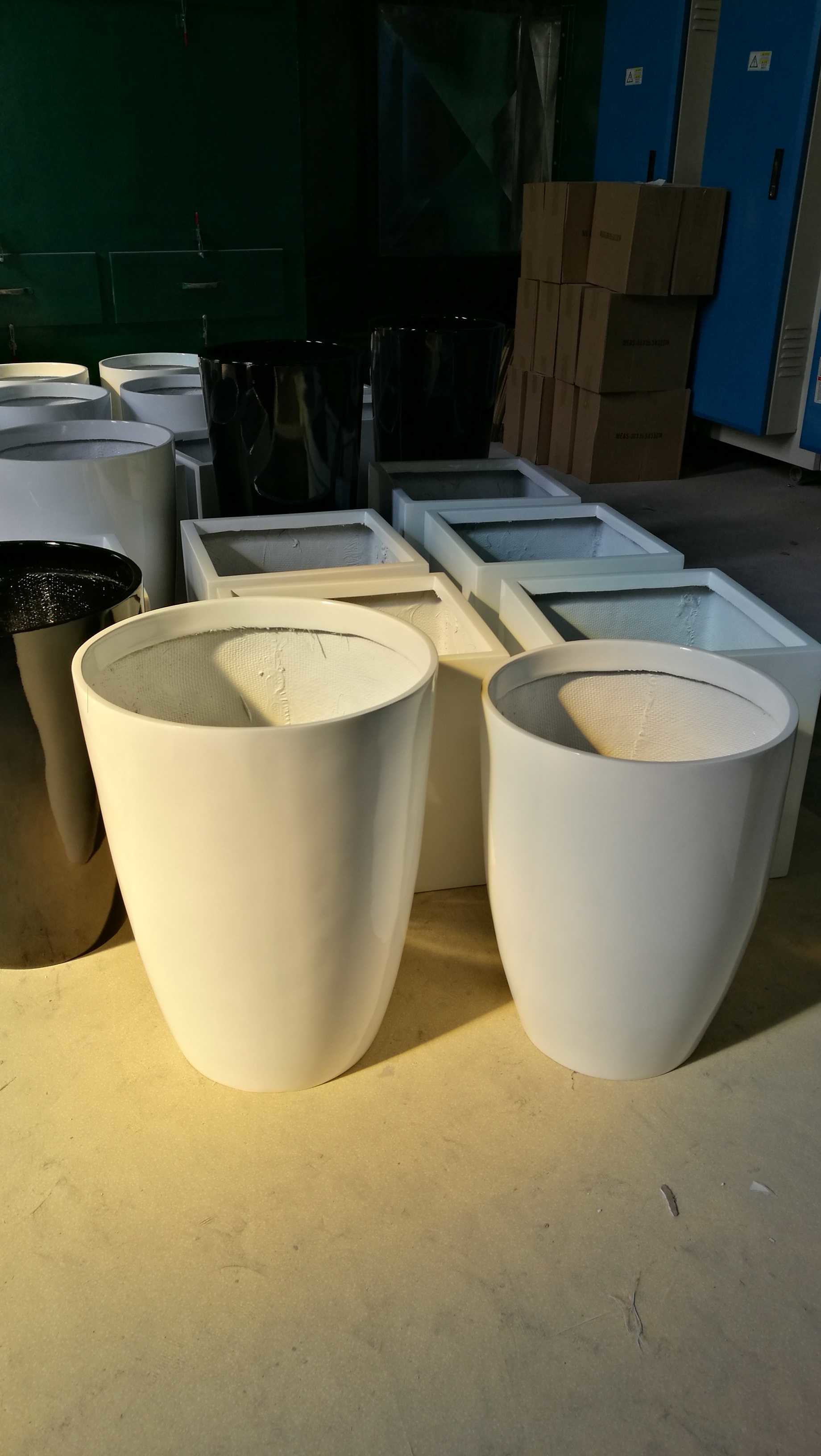 Round Large Fiberglass Flower Pots for Outdoor Street Landscape
