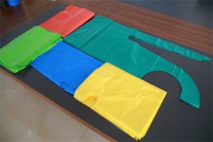 Quality Colorful Flat Pack Disposable PE Apron , Unisex LDPE / HDPE Plastic Aprons wholesale