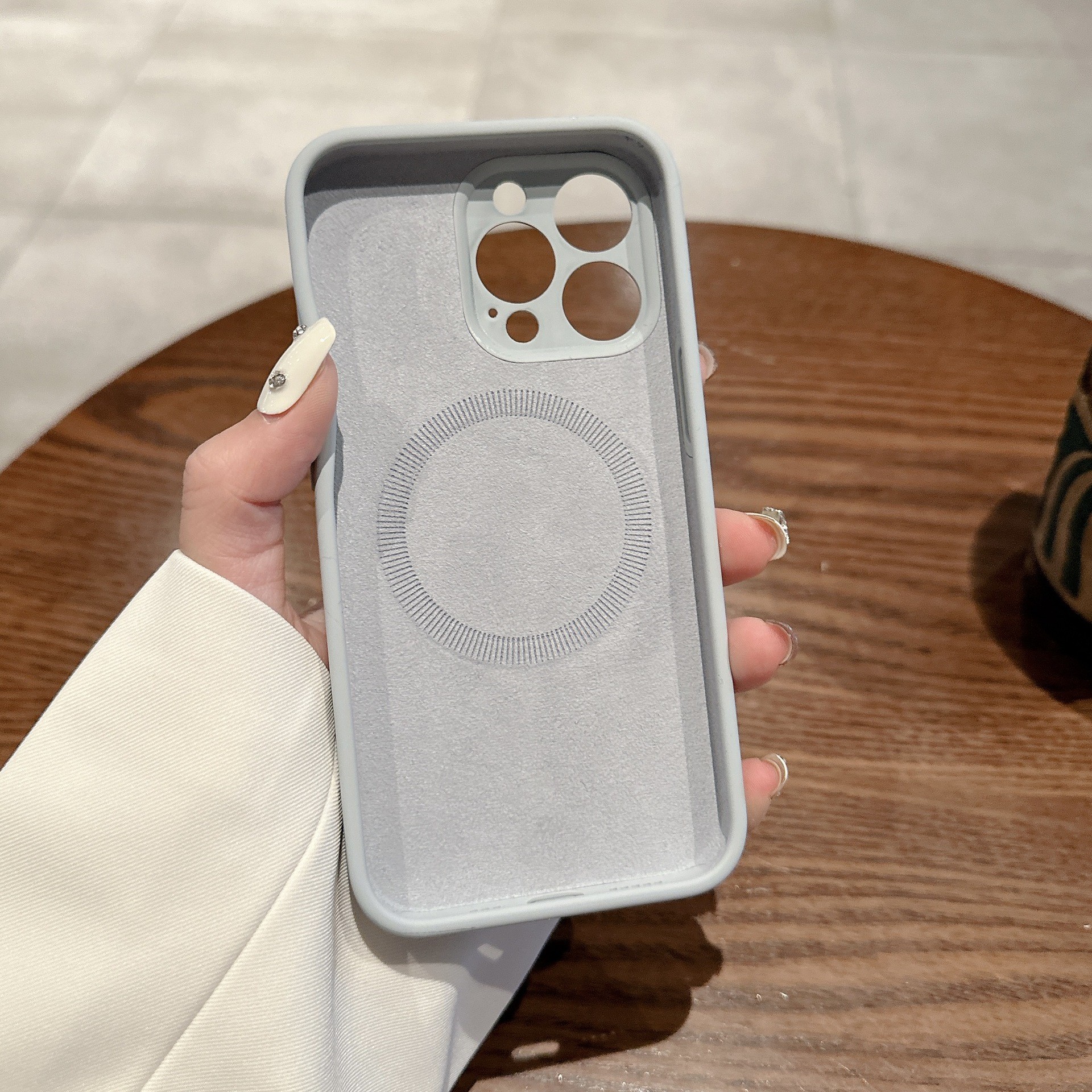 Strong Magnetic Real Liquid Silicone Mobile Phone Cover For IPhone 16