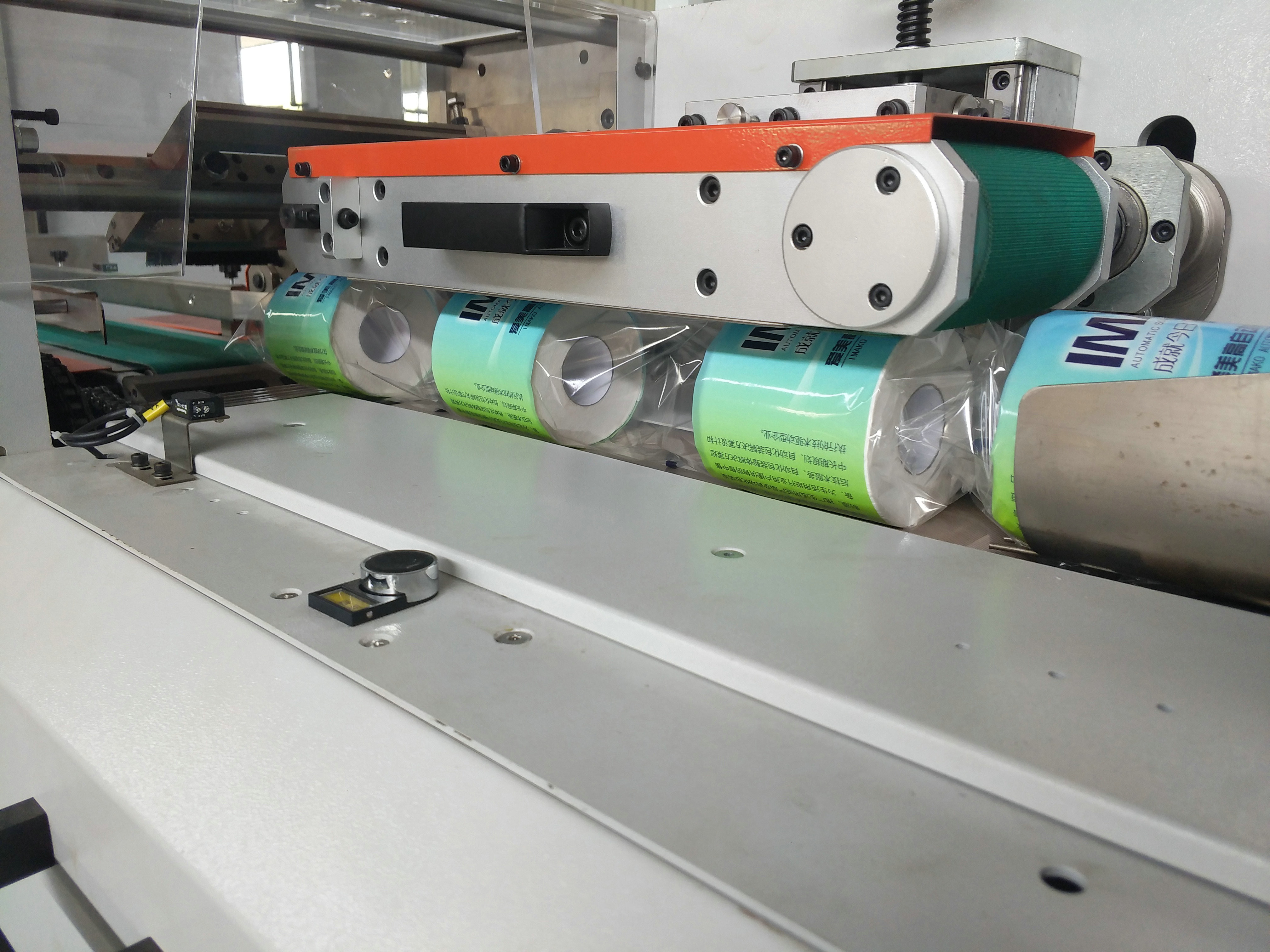 Automatic Toilet Tissue Paper Single Roll Packing Machine PLC Adjustable Size