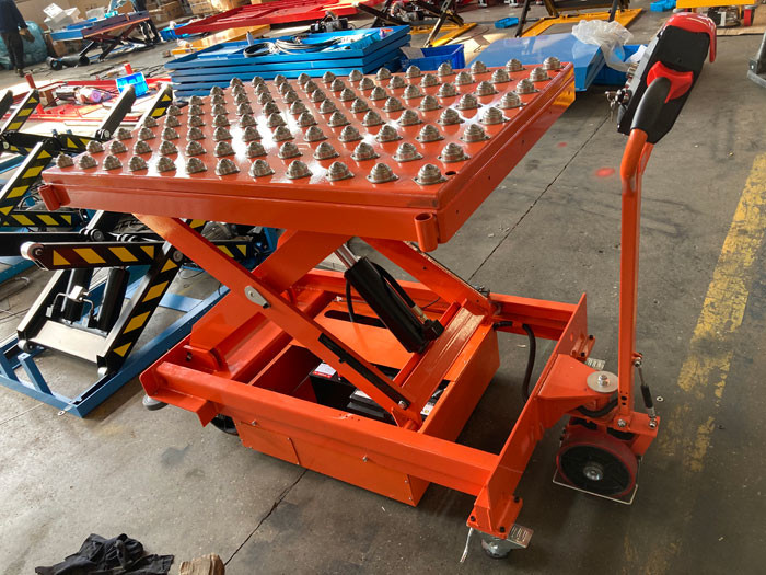 Scissor Automatic Braking Mobile Lift Tables 500kg With Integrated Pop Up Ball Transfer