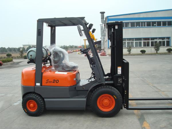 LPG 2.5 Ton Four Wheel Gasoline LPG Forklift 18km / H Travel Speed CE Certificat