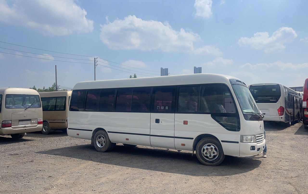 30-Passenger Coaster Bus with Euro 3 Emission Standard and 5550 G.V.W in High Demand