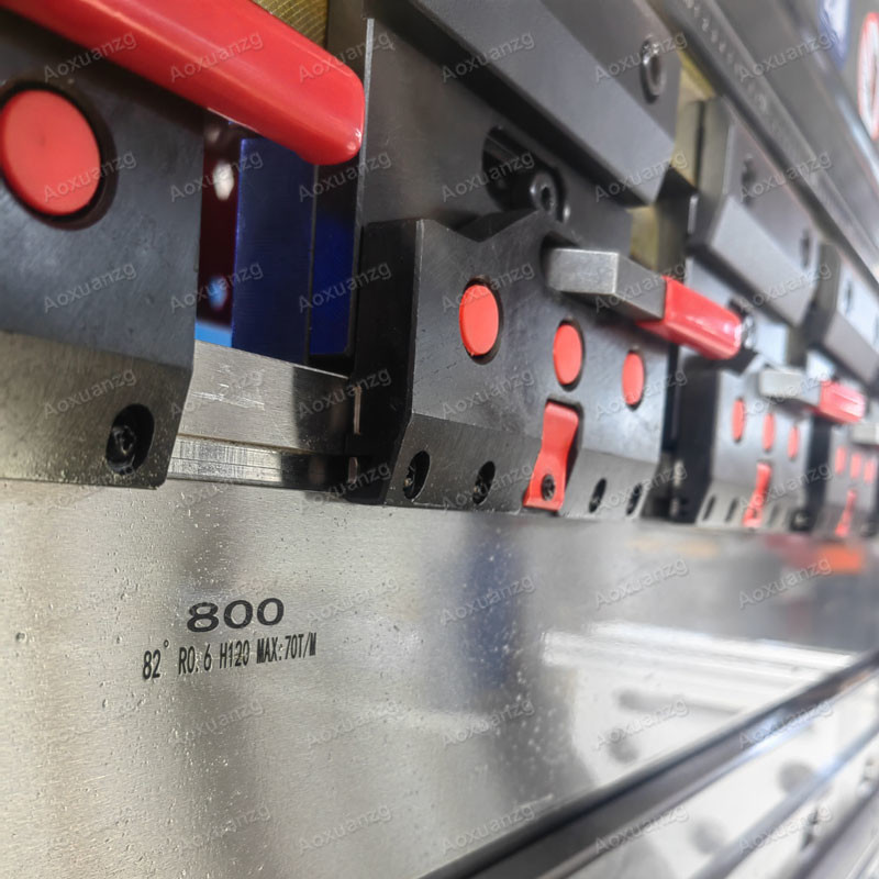 Thickness 1.2mm Hydraulic CNC Press Brake 30T Metal Plate Bending Folding Machine