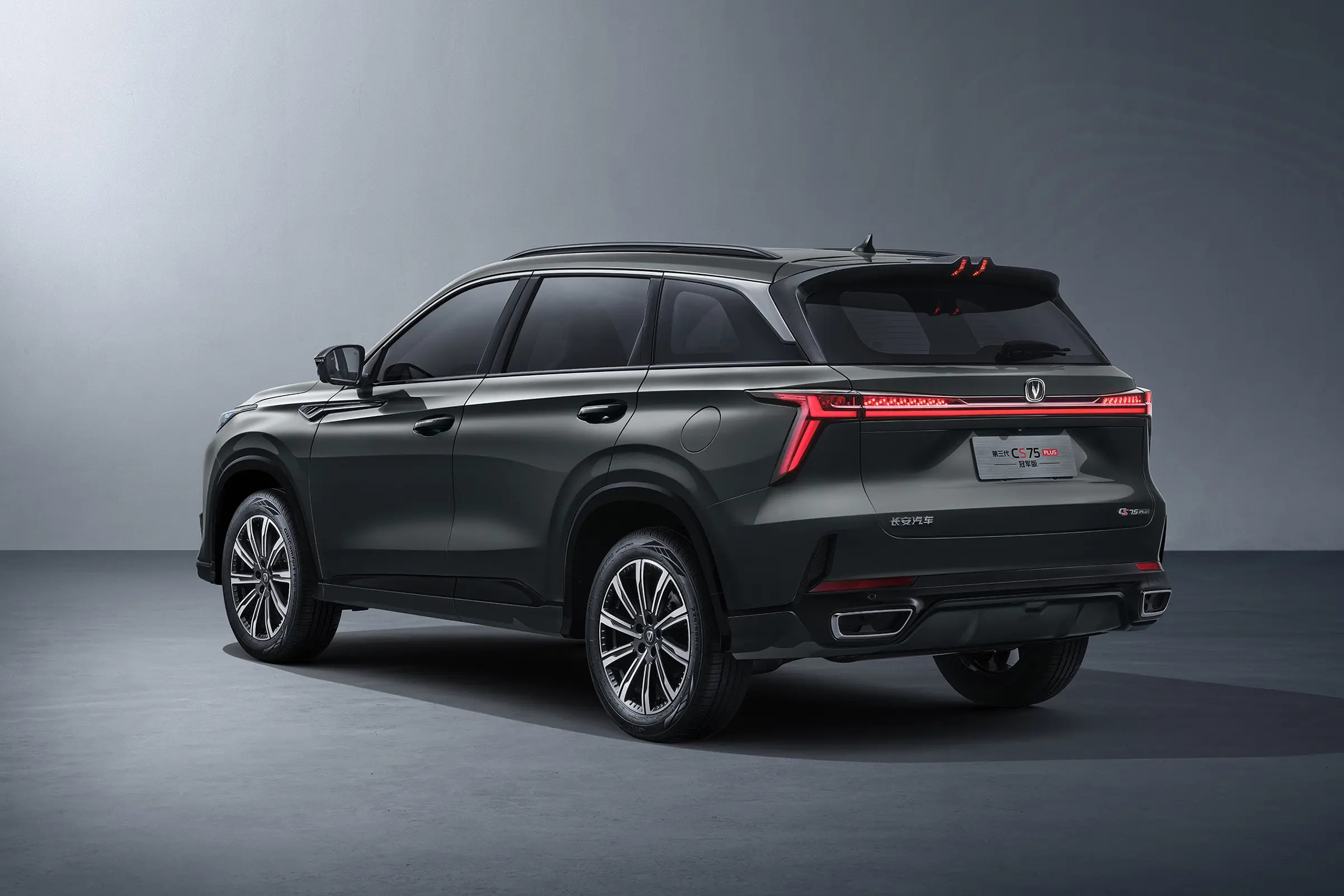 143Nm Torque Changan Petrol Car CS75 Plus Sleek Lines Dynamic Curves