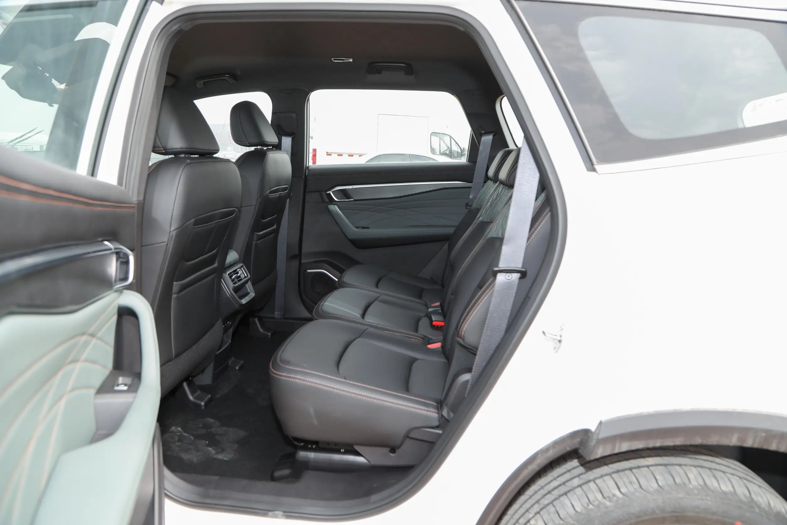 Geely Hao Yue L Pro Faro Okavango SUV Manual Air Conditioner and Front Disc Rear Disc Brake System for Comfortable Drive