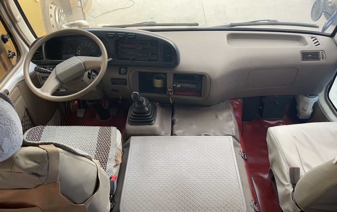 30 Seats Toyota Coaster Bus in Excellent Condition with 6-8L Diesel Engine Capacity