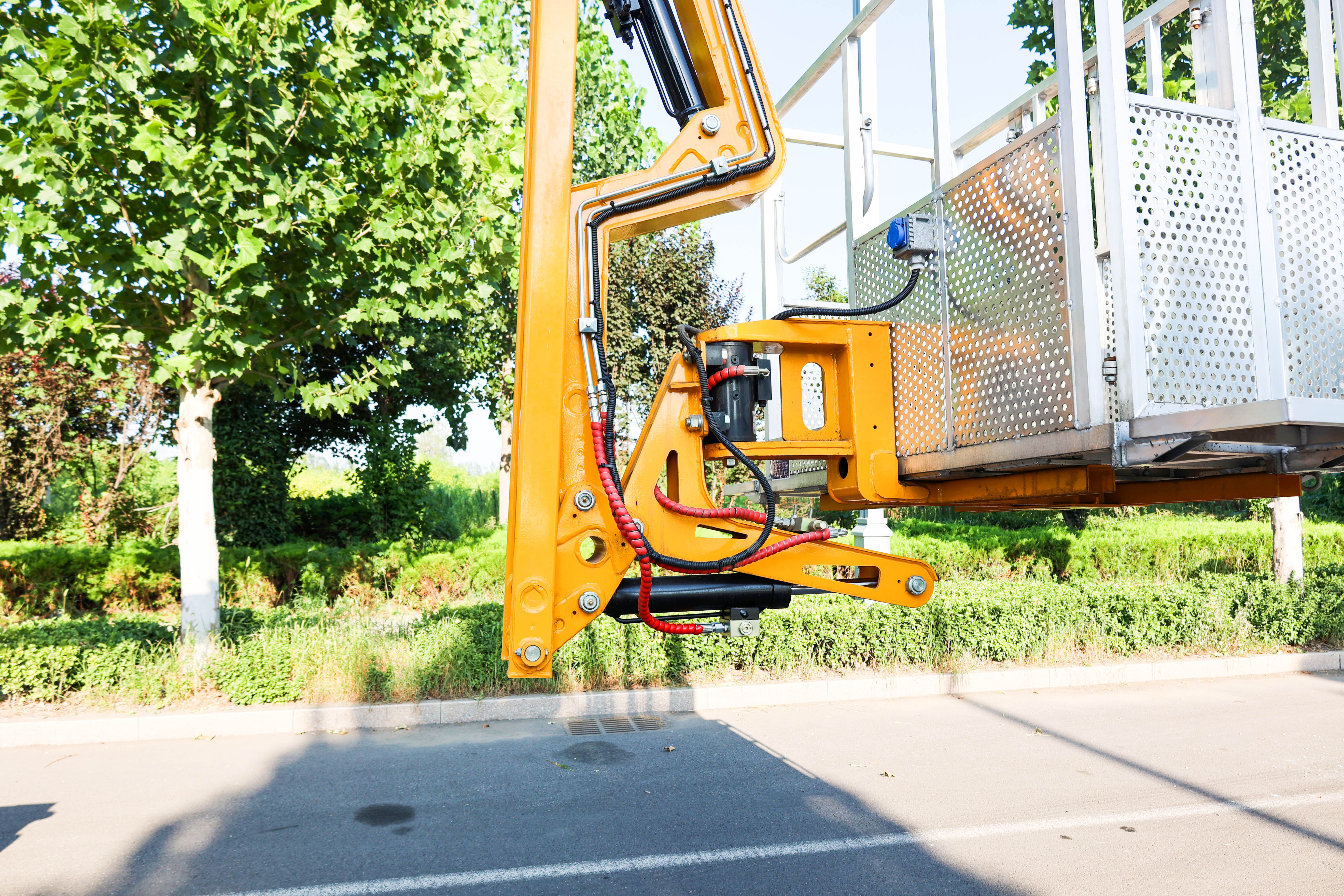 GKS28 hydraulic telescopic boom elevating high altitude working height aerial work platform truck for sale
