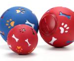Blue / Red Color Dog Fetch Ball , Dog Snack Ball Chewable For Training Pets