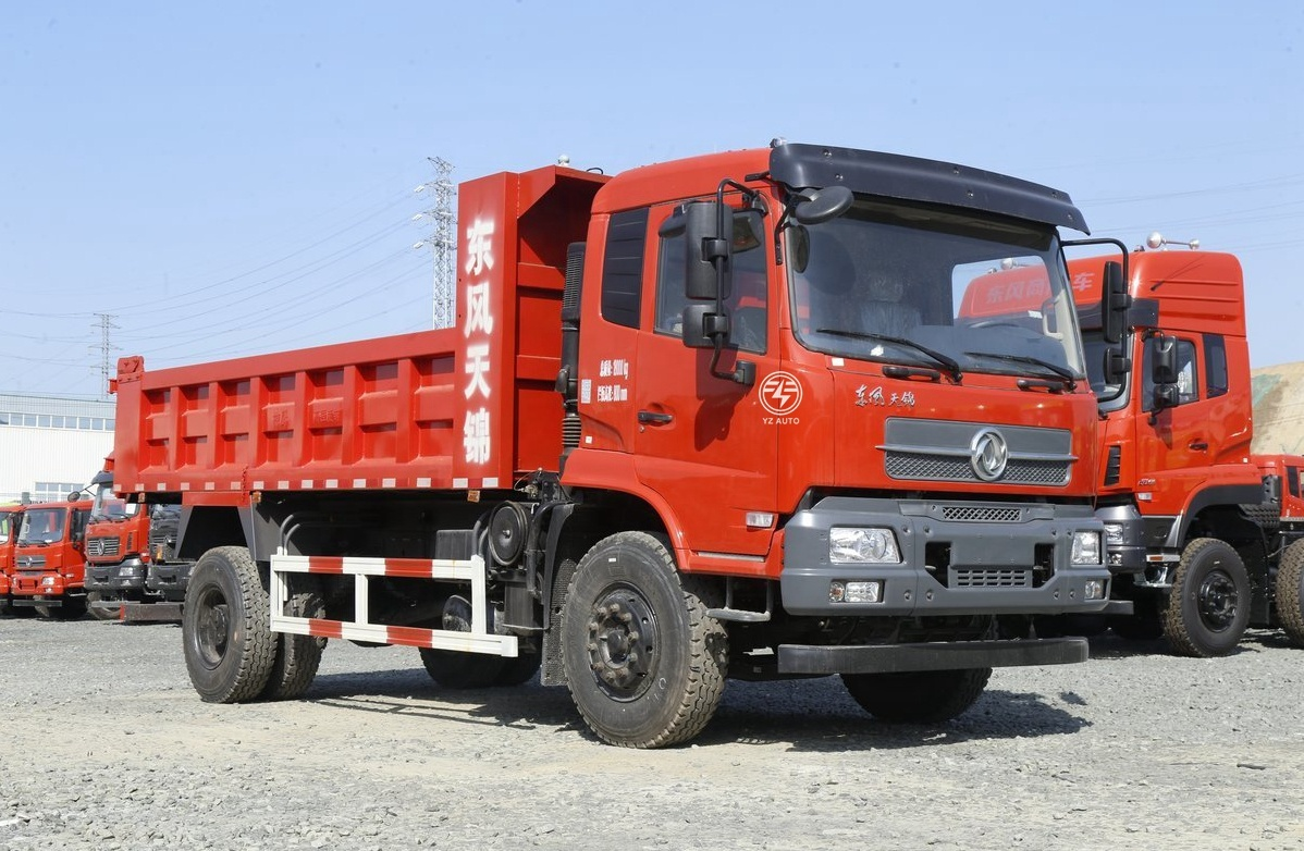 DONGFENG Euro4 4X2 Mini Dump Truck With Left Steering And 6000 X 2300 X 1280mm Cargo Box