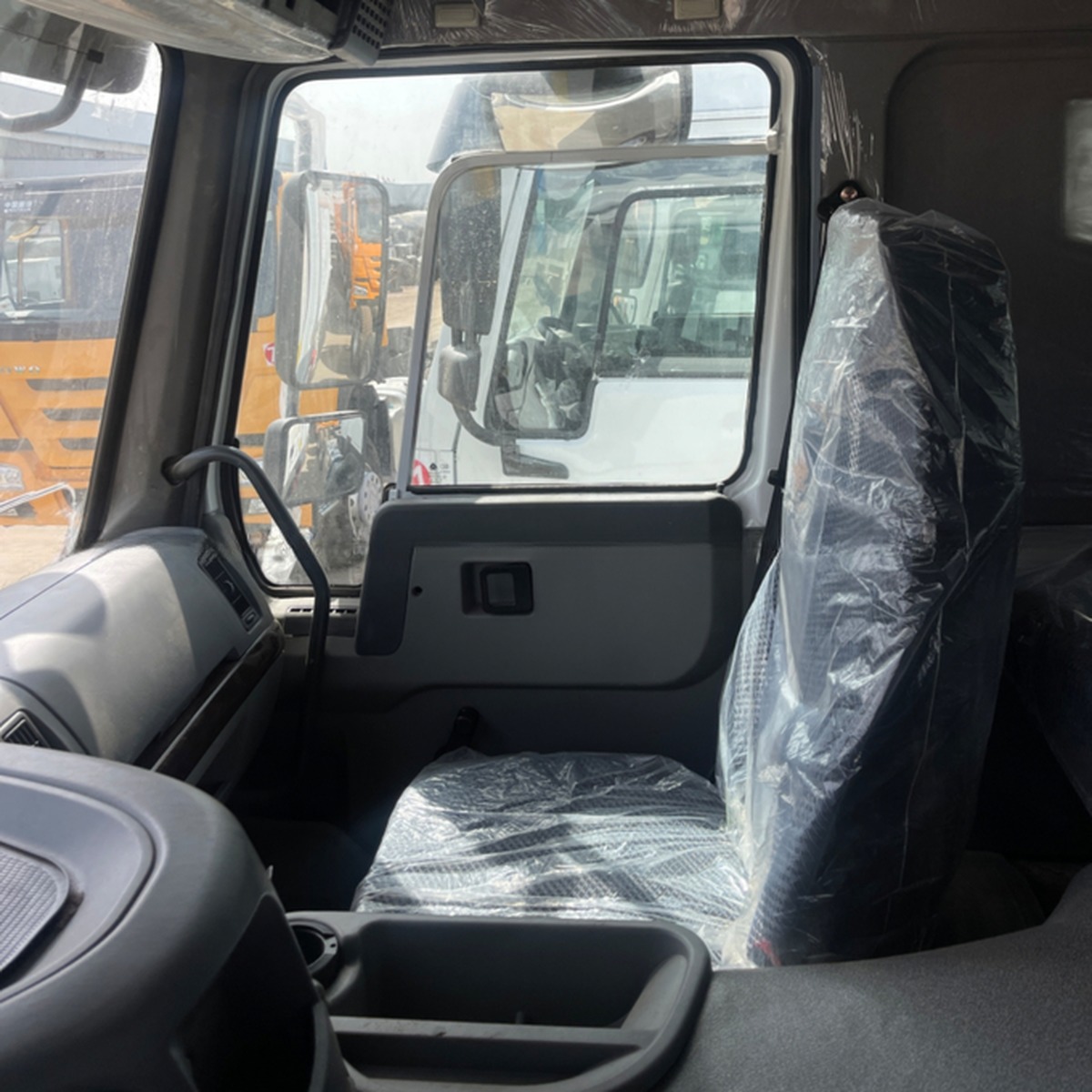 Used Camion Shacman Segement Heavy Truck Left Steering For Mining Transportation