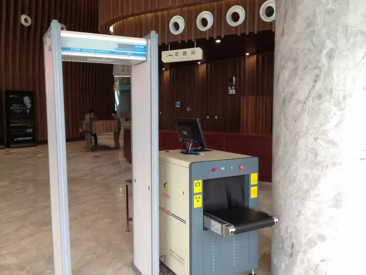 Detection Image Portable X Ray Baggage Scanner 8 Mm Penetration 24- Bit True Color Display