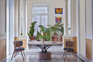 Quality Wooden Dining Table And Chairs Set Modern Dining Room Furniture wholesale