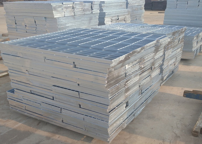 ISO9001 Rust Proof Catwalk Steel Grating 8*8mm Metal Grate For Driveway