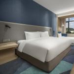 Fully Assembled Hotel Guest Room Furniture Packages Set Customized Shape