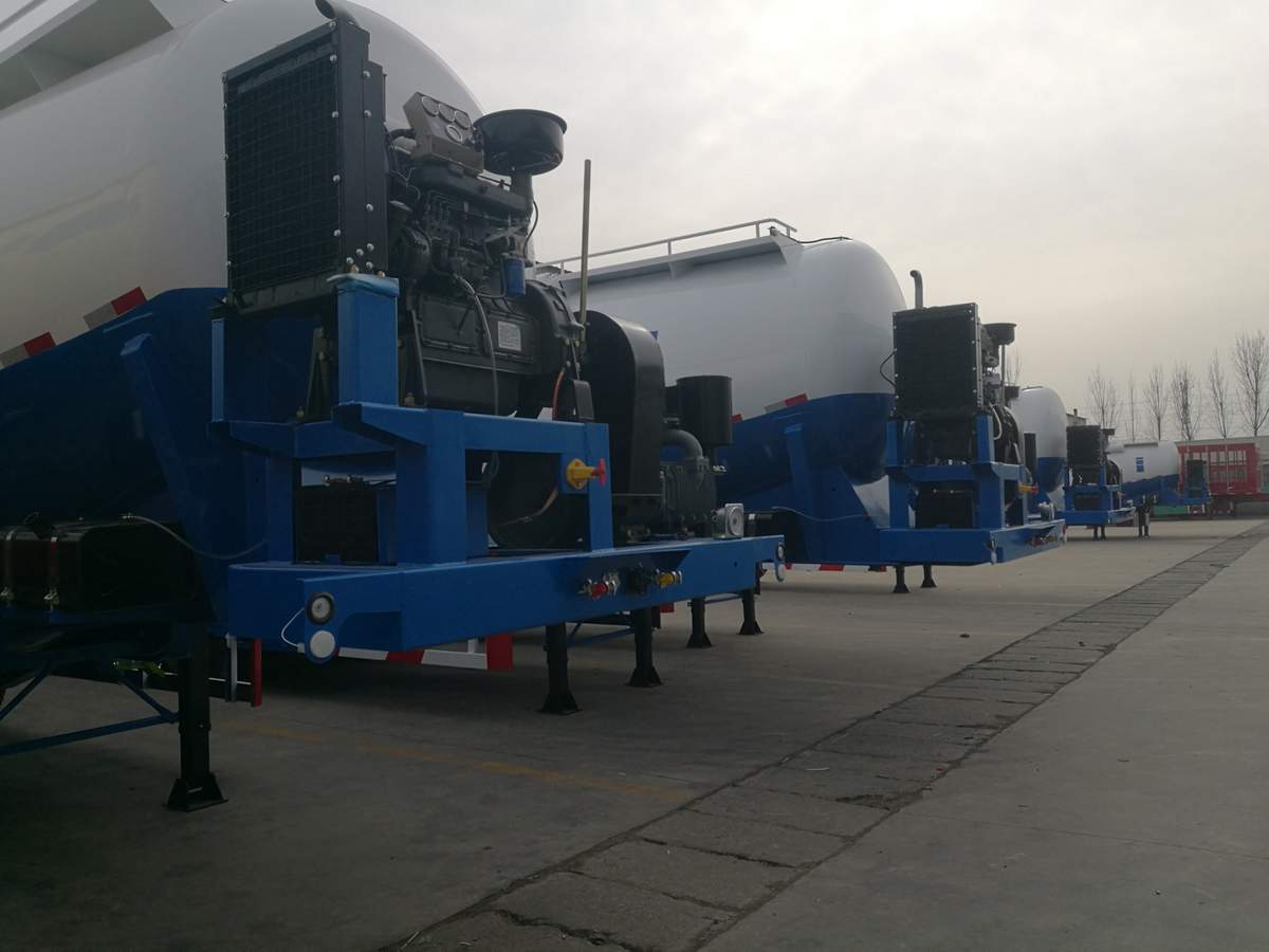 Bulk Cement  tanker Trailer (engine)
