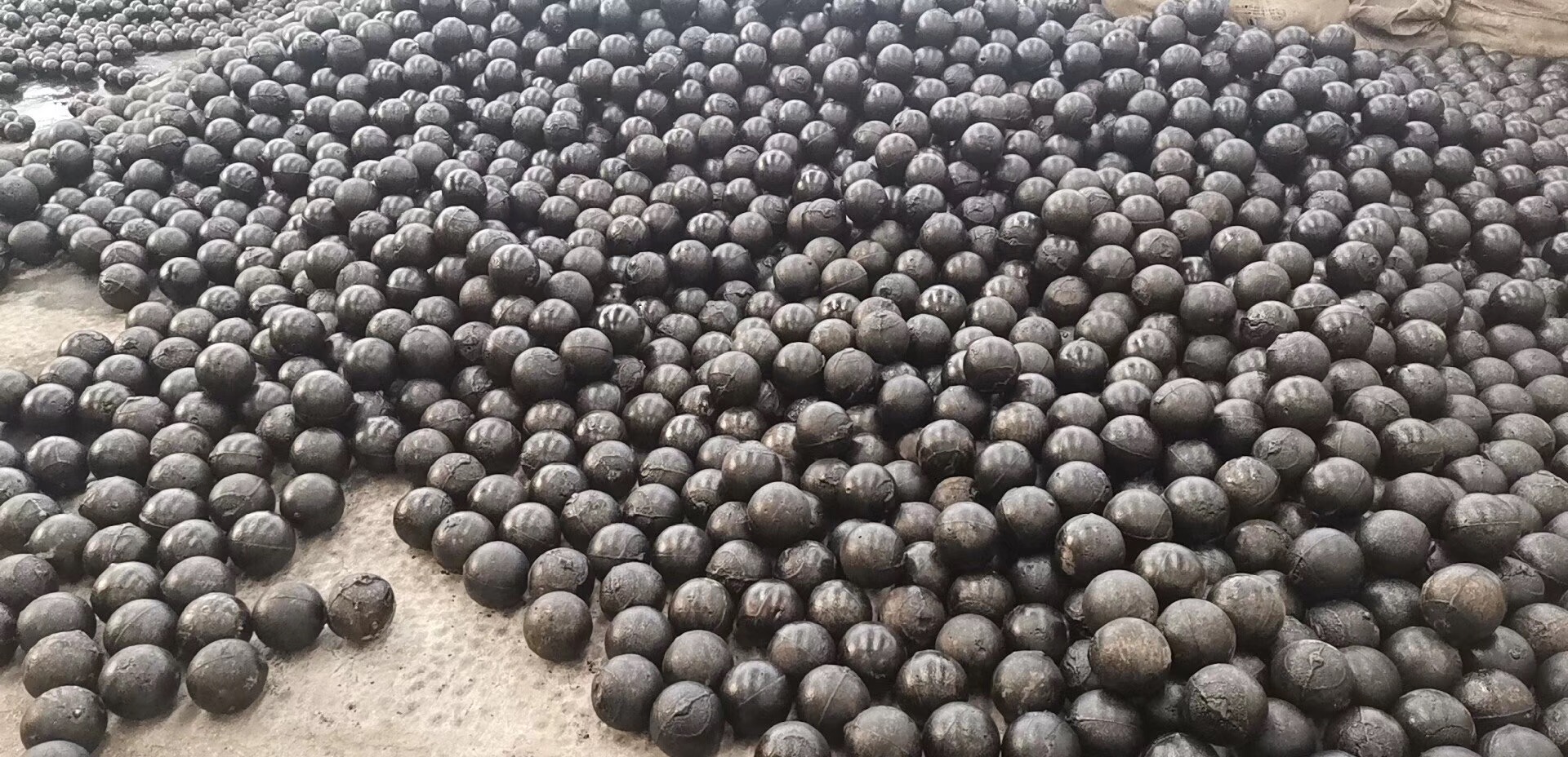 1500C HRC48 Cast Steel Balls Made Of Chemical Components
