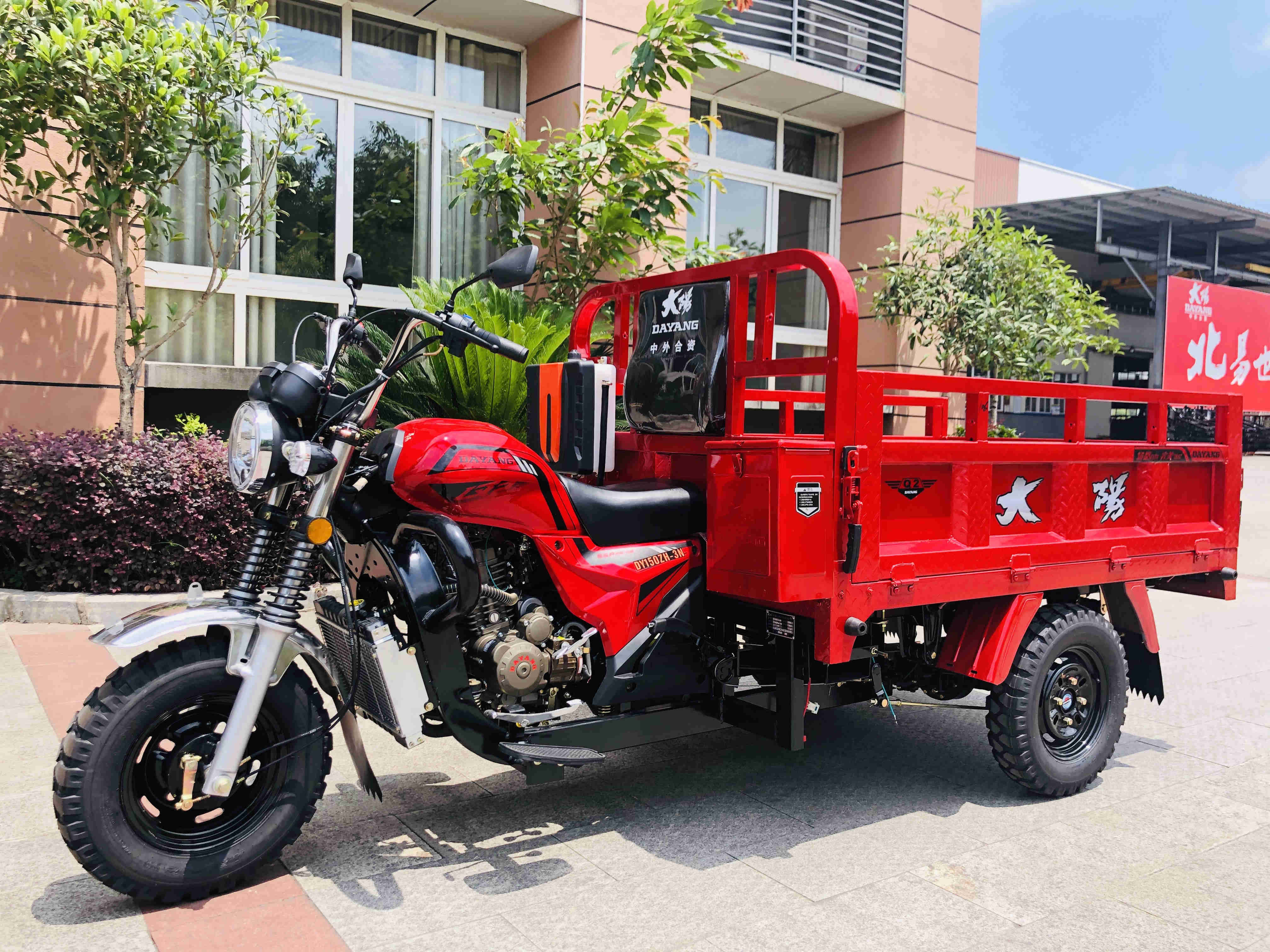 250cc Cargo Tricycle Three Wheels Motorcycle with Tyre 5.00-12 and Open Body Type