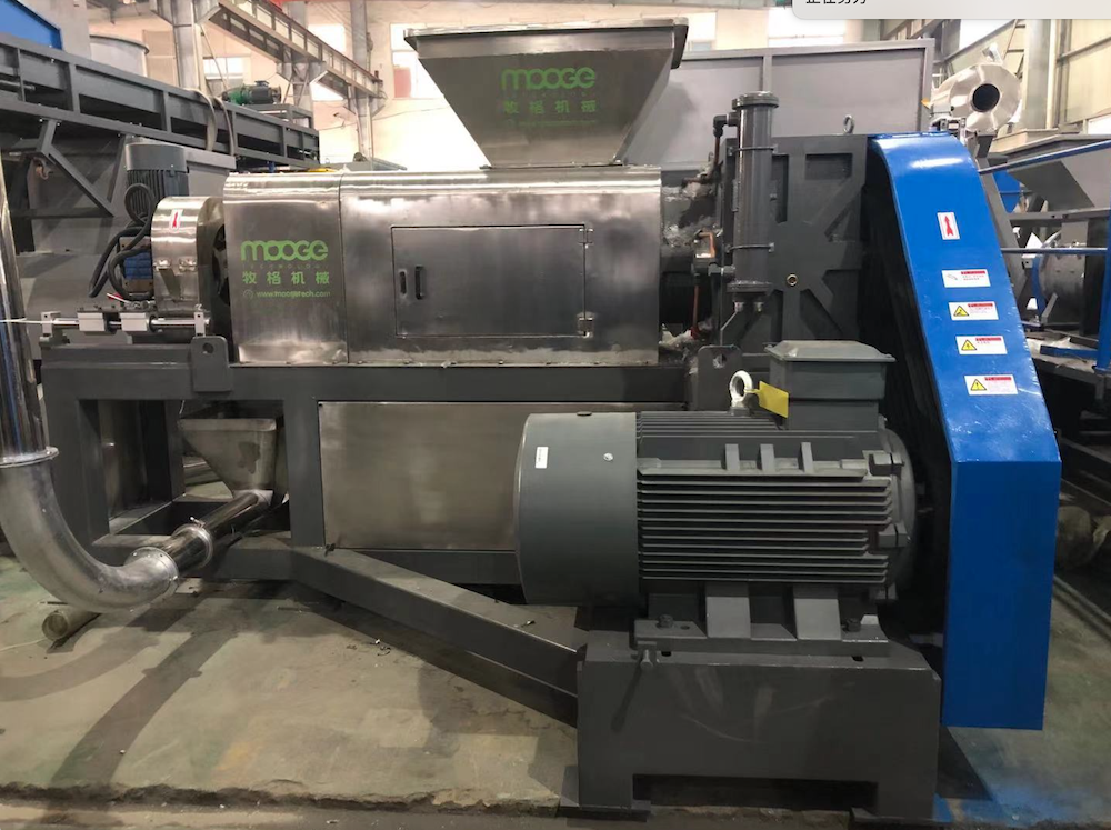 LDPE Pelletizing Plastic Bottle Crusher Machine , 300kg/H Centrifugal Dewatering Machine