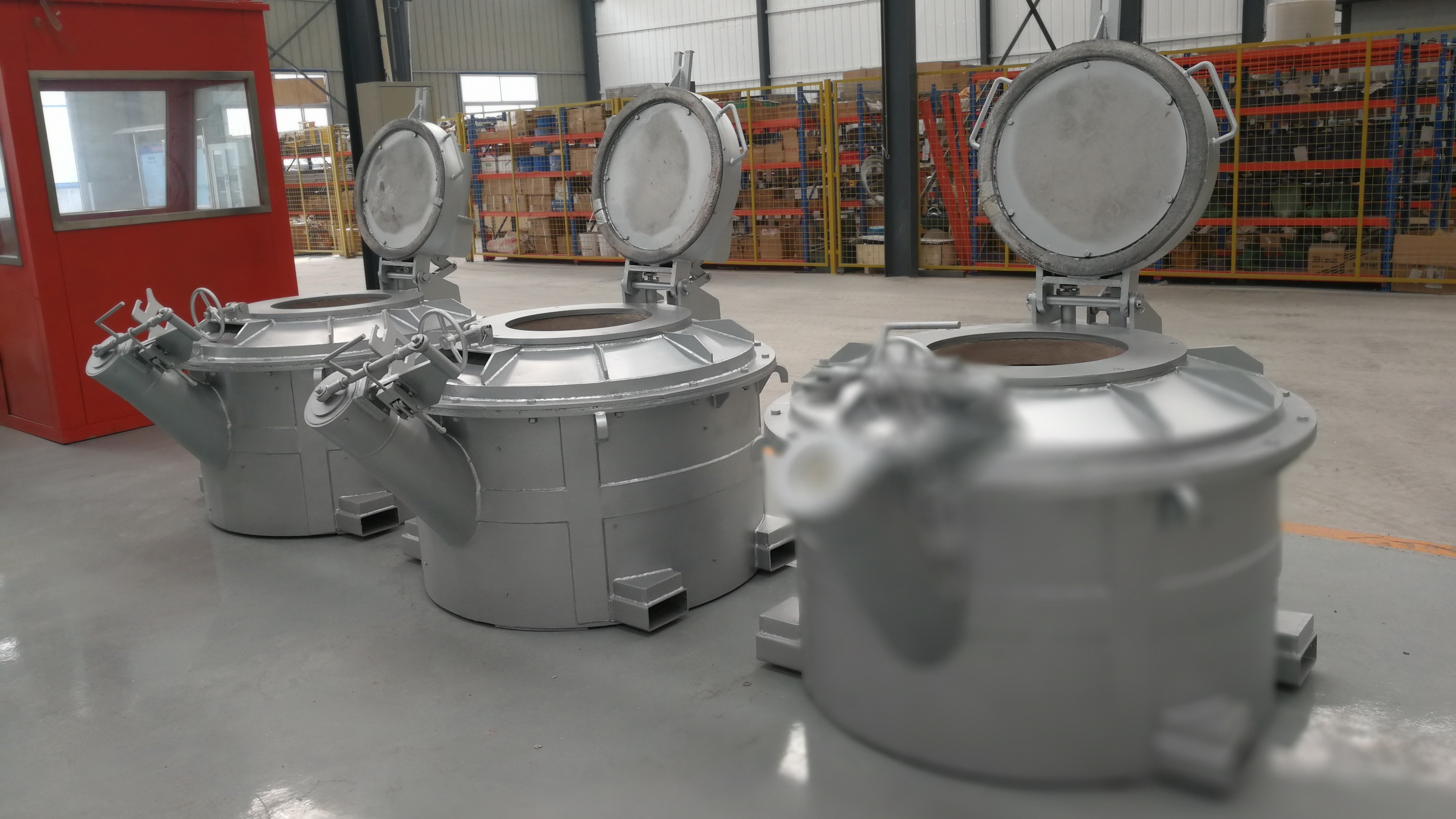 Long Distance Molten Aluminum Transfer Ladles Non Wetting Refactory Long Service Life