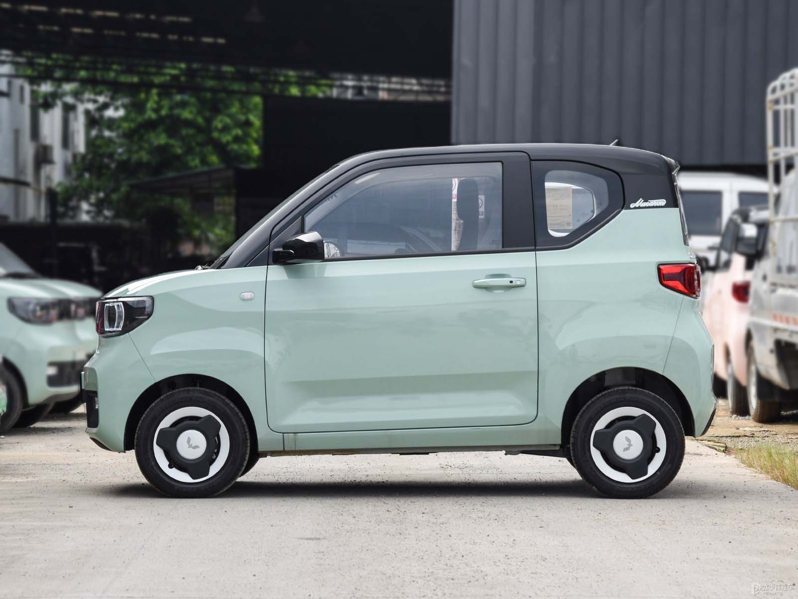 Chinese design Hongguang Mini macarons fashion 120km lithium iron phosphate spot sales, small cars