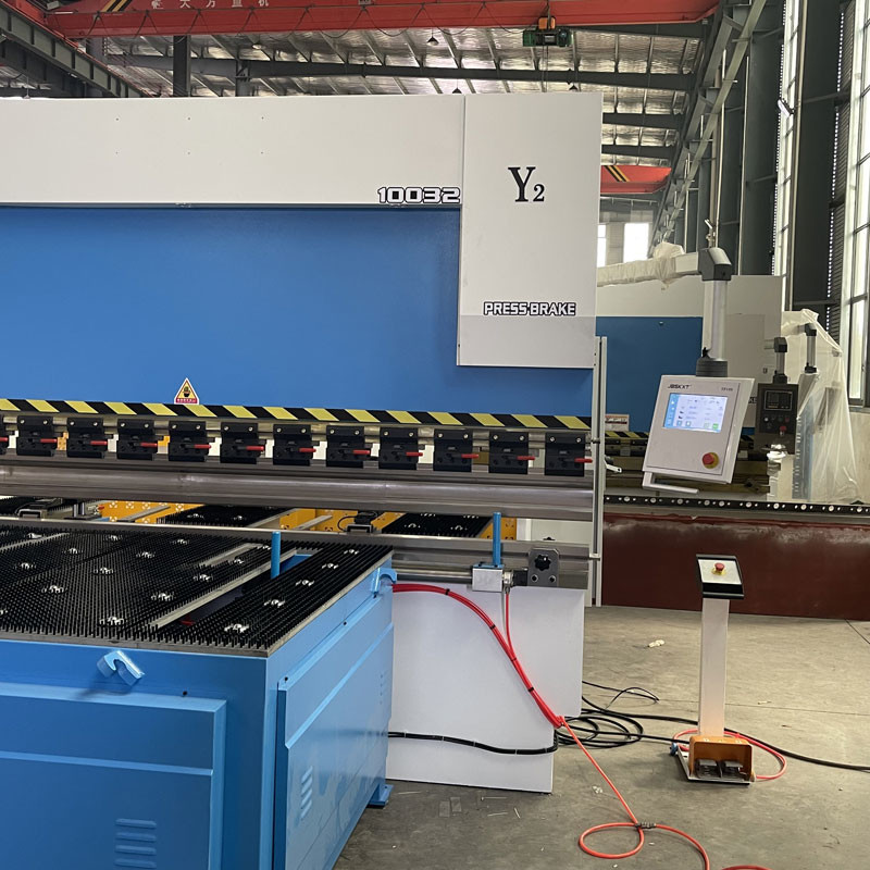 Pneumatic Support Table 100T Hydraulic Press Brakes 3200MM With Roller Feeder