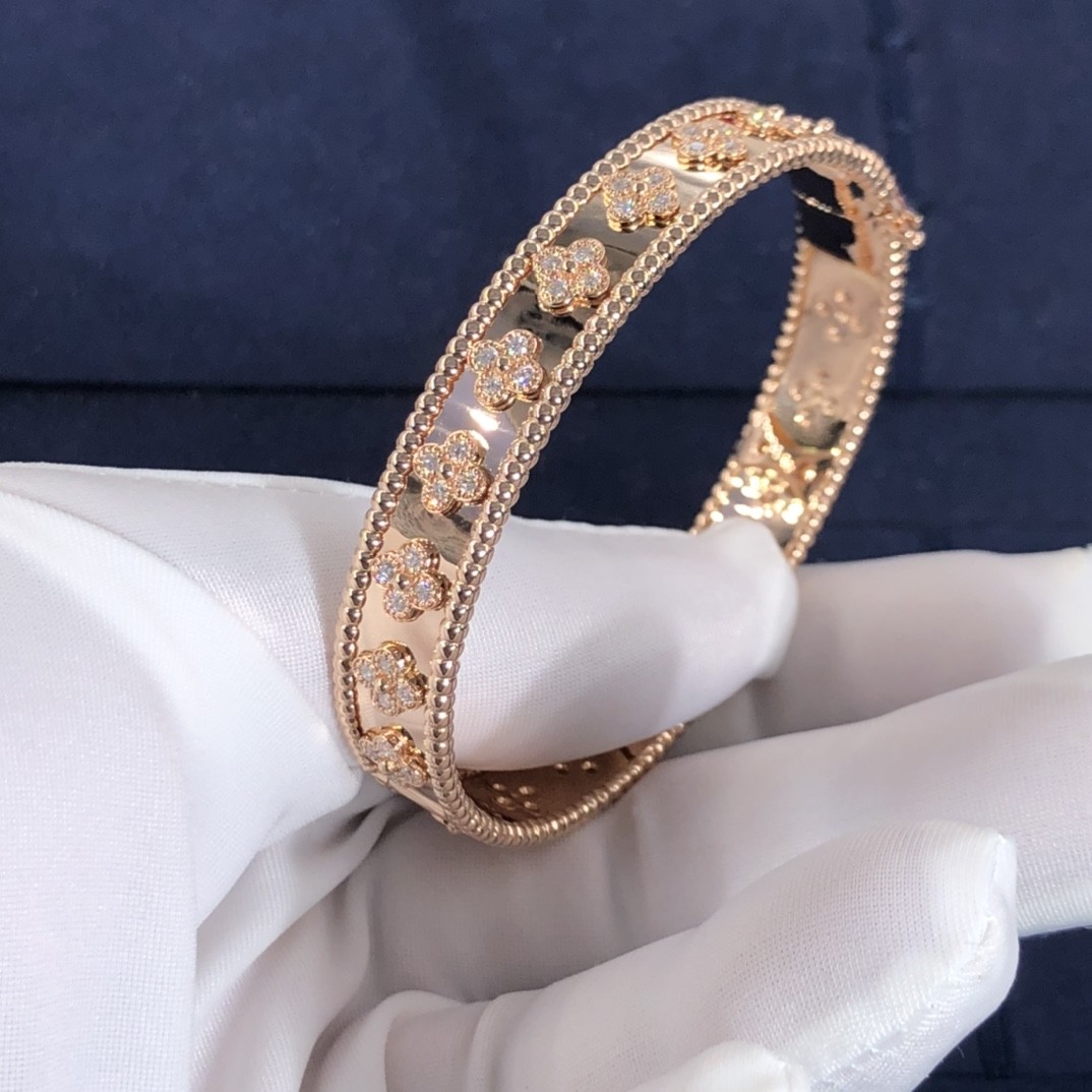 Customization Gorgeous 18k Gold Van Cleef & Arpels PerléE Clovers Bracelet Small Model