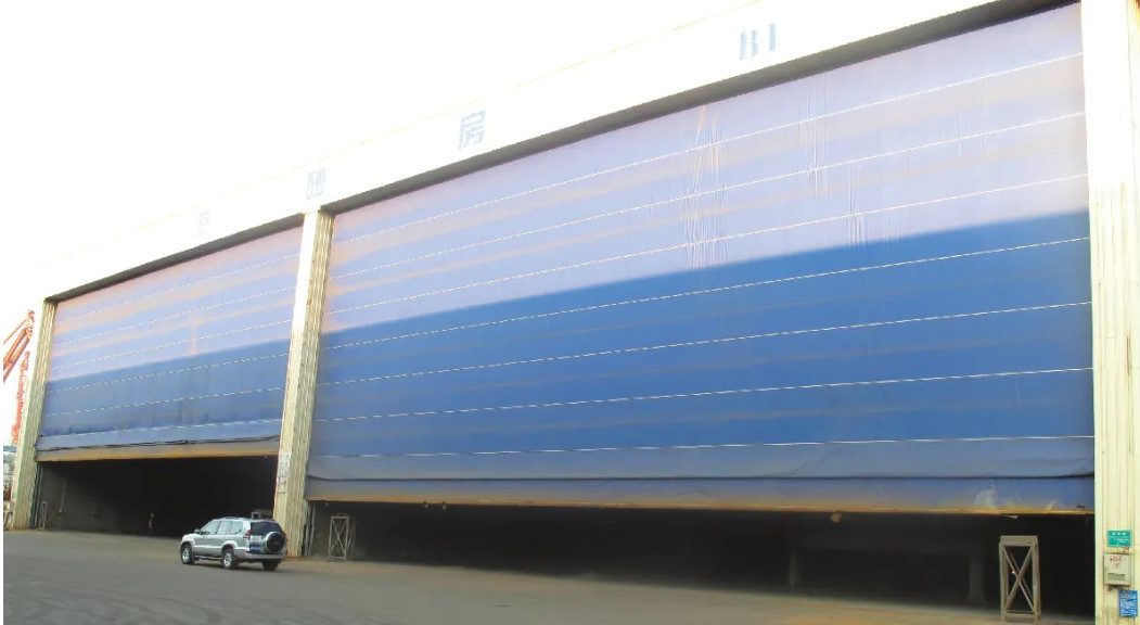 Industrial Rapid Bi Fold Up Hangar Doors Fireproof Fluoride Free