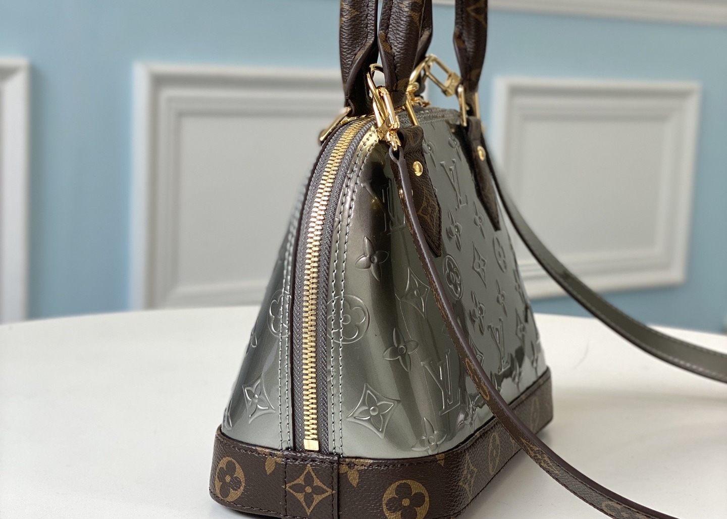 Sliver Shell Vernis Leather Womens Luxury Handbag Zipper Open