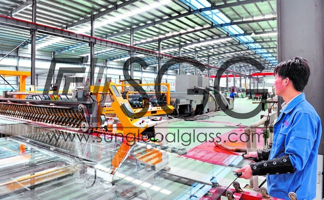 high quality oval-shaped glass dining table